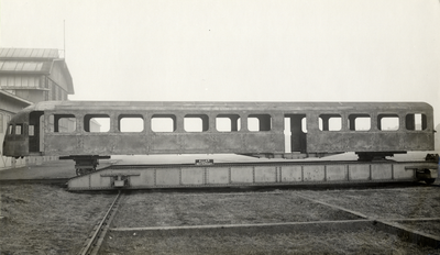 806031 Afbeelding van de in aanbouw zijnde bak van een Bk-rijtuig van een diesel-electrisch treinstel DE 3 (serie ...